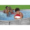 Familie im Gartenpool