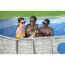Drei Personen stoßen im Pool an.