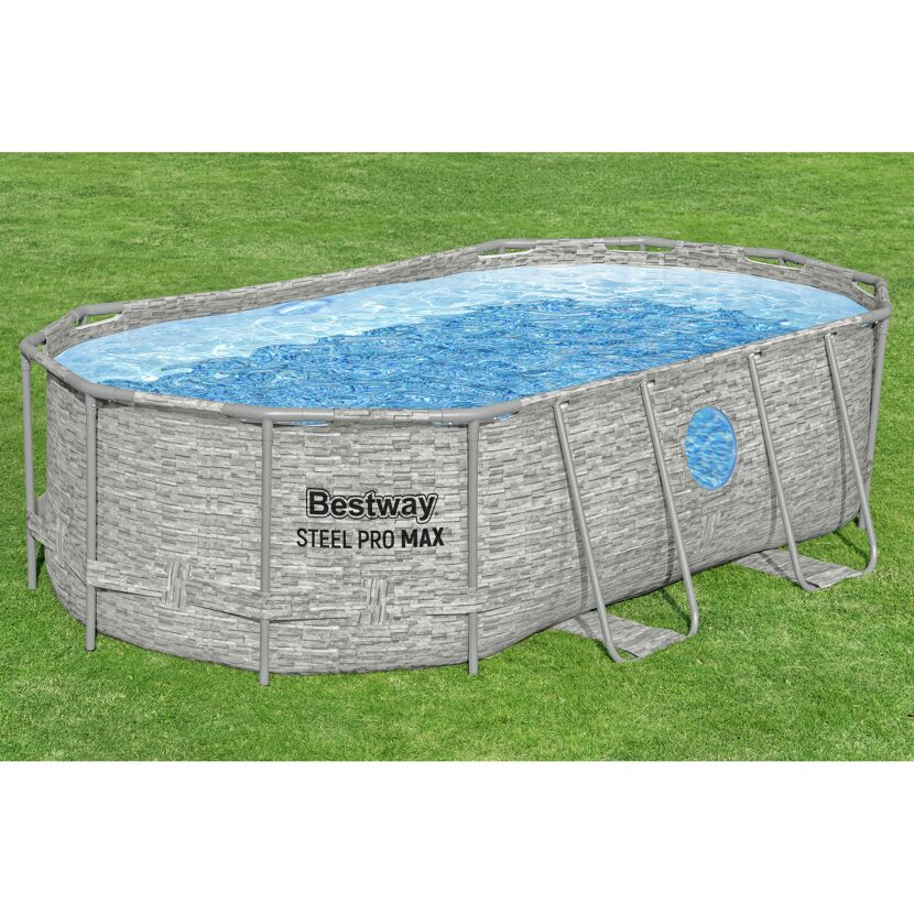 Ovaler Aufstellpool auf Rasen