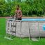 Person steigt Poolleiter hoch