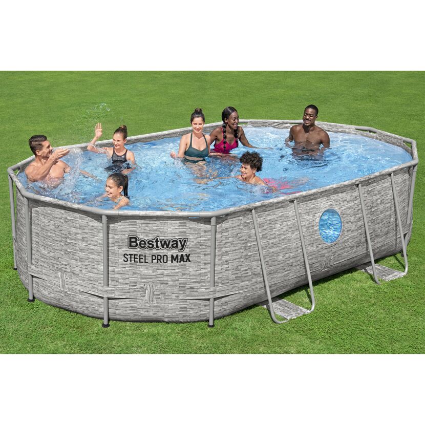 Personen planschen im Aufstellpool