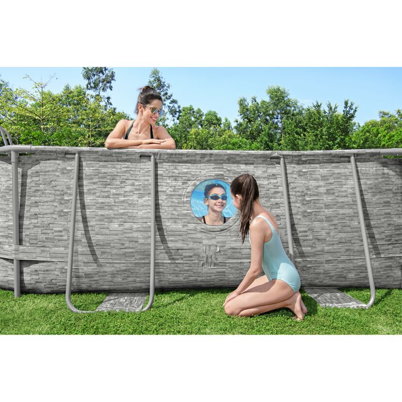 Drei Personen an einem Frame Pool