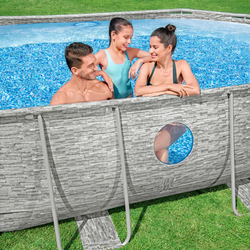 Familie im Aufstellpool
