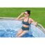 Person sitzt in einem Pool