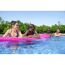 Freunde im Pool auf Luftmatratze