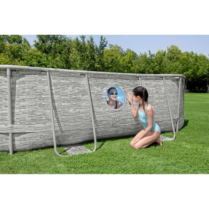 Zwei Personen am Frame Pool