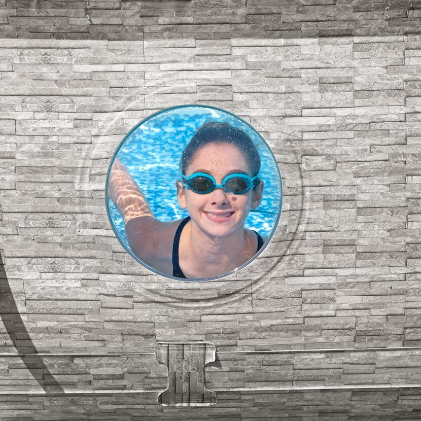 Kind mit Schwimmbrille unter Wasser