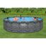 Familie im Aufstellpool