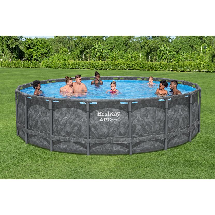 Familie im Aufstellpool