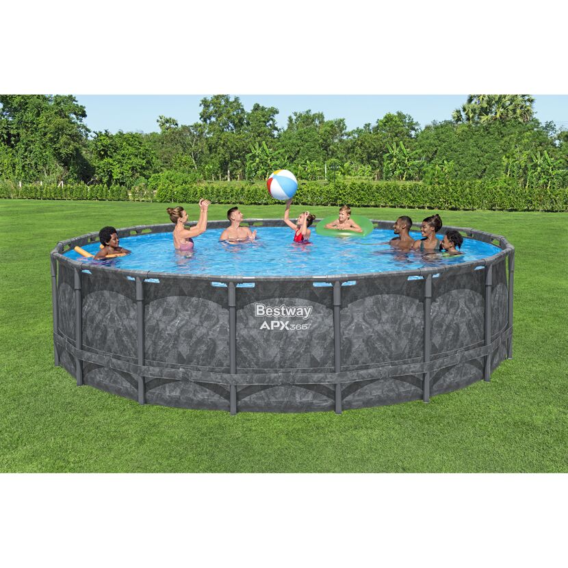Personen spielen in einem Aufstellpool