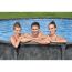 Familie im Aufstellpool