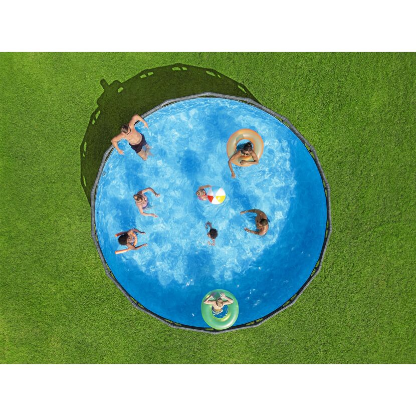 Personen in einem Aufstellpool