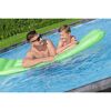 Zwei Personen auf Luftmatratze in Pool