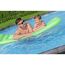 Zwei Personen auf Luftmatratze in Pool