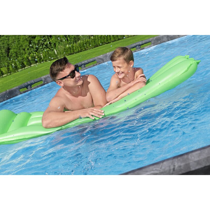 Zwei Personen auf Luftmatratze in Pool