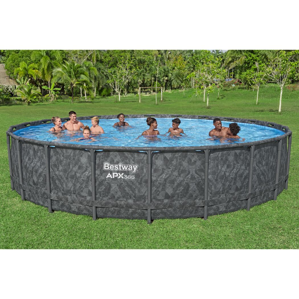 Gruppe von Personen in einem Bestway Pool