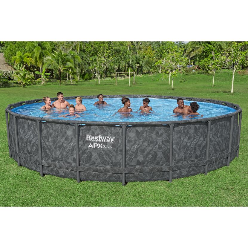 Gruppe von Personen in einem Bestway Pool