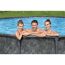 Familie im Aufstellpool