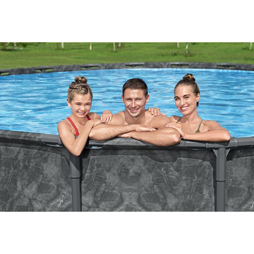 Familie im Aufstellpool