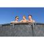 Familie im aufblasbaren Pool