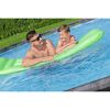Zwei Personen auf Luftmatratze im Pool