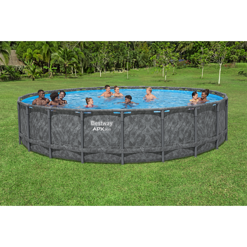 Familie im Aufstellpool