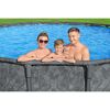 Familie im Aufstellpool