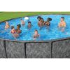Gruppe von Personen in einem Aufstellpool