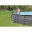 Person verlässt Pool mit Stahlleiter