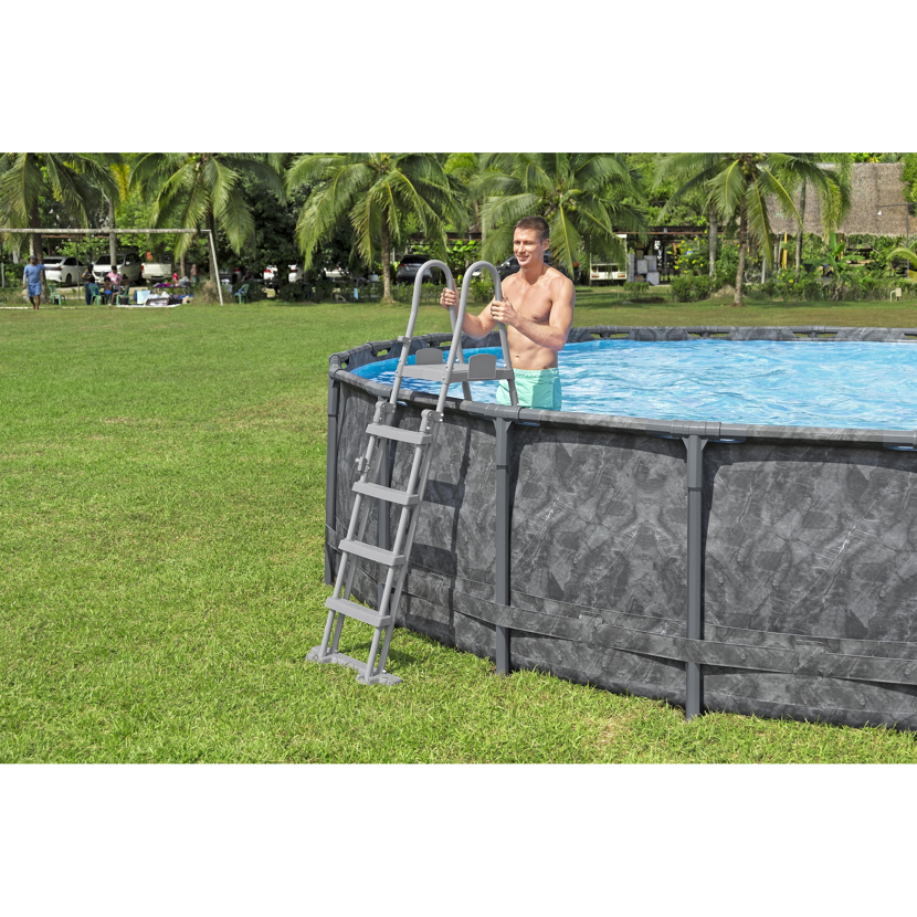 Person verlässt Pool mit Stahlleiter
