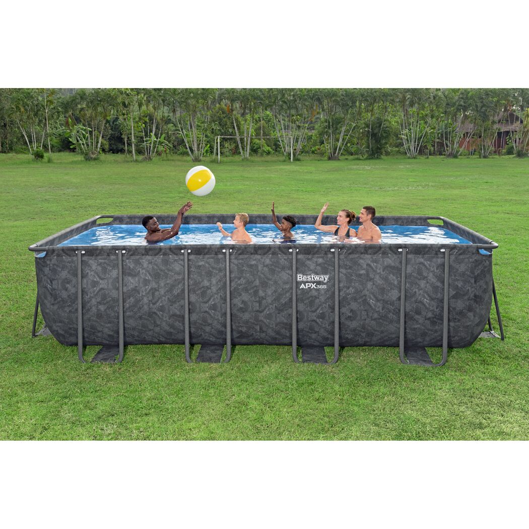 Personen in einem rechteckigen Pool