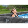 Person mit Sonnenbrille im aufblasbaren Pool