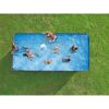 Personen schwimmen in einem Pool