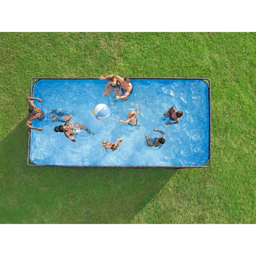 Personen schwimmen in einem Pool