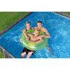 Familie im Gartenpool mit Schwimmring