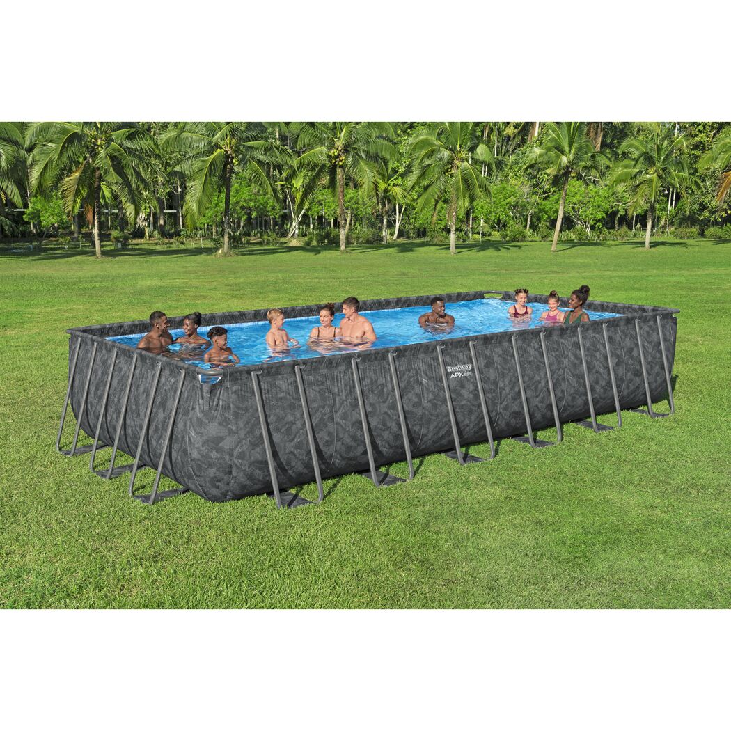 Familie im Aufstellpool