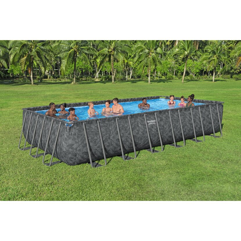 Familie im Aufstellpool