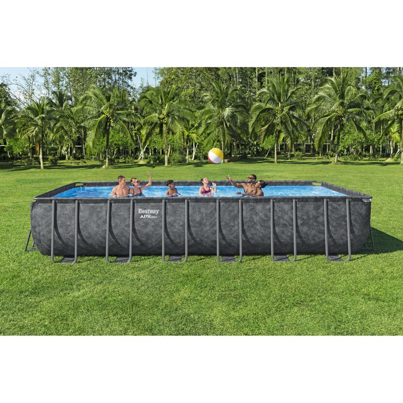 Personen in einem aufblasbaren Pool