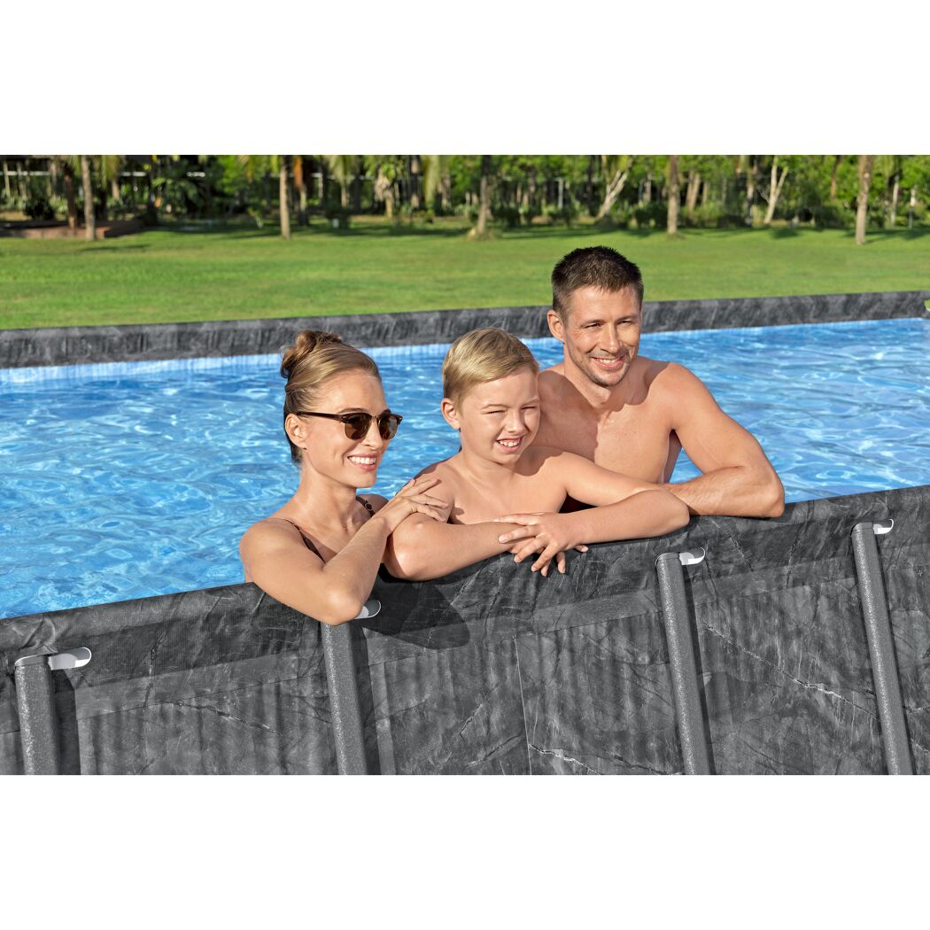 Familie im Pool