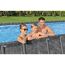Familie im Pool