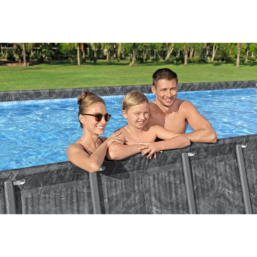 Familie im Pool