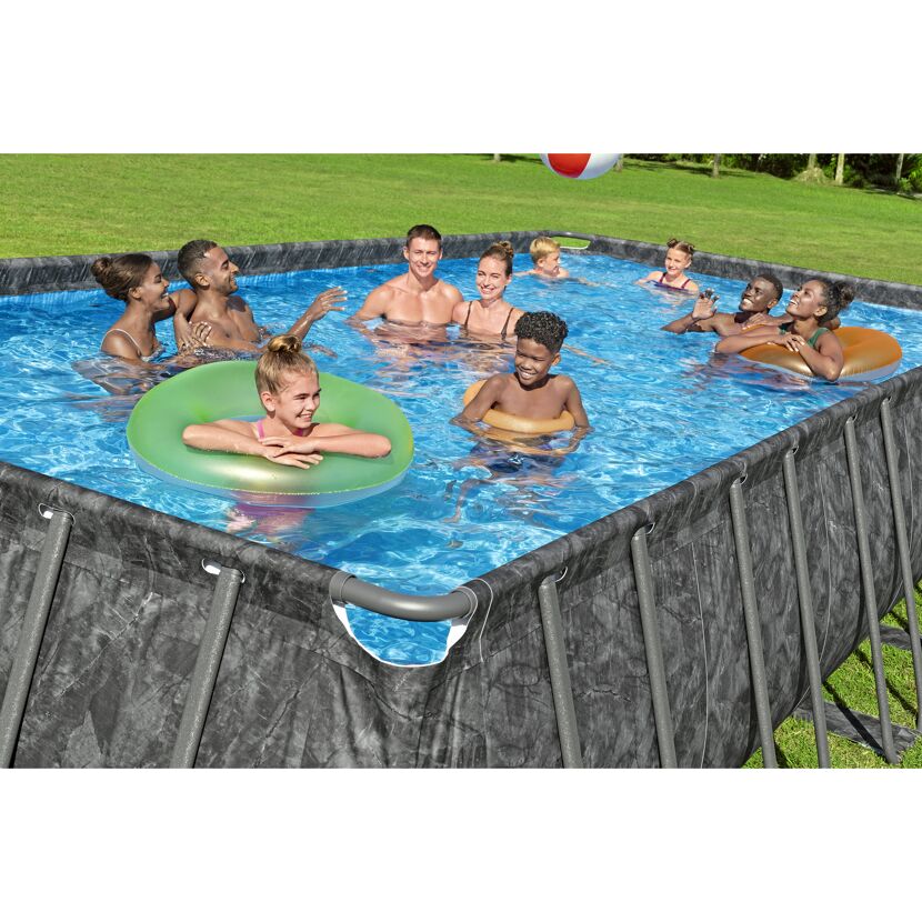 Gruppe von Personen in einem rechteckigen Aufstellpool