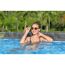 Person mit Sonnenbrille im Pool