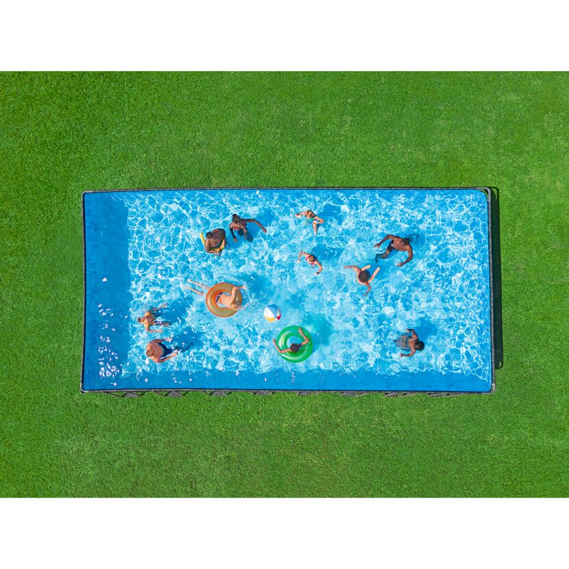 Personen in einem Pool