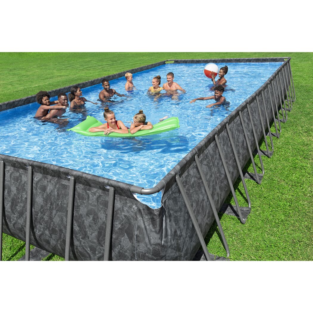 Gruppe von Personen in einem Aufstellpool