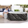 Person beim Aufbau eines Whirlpools mit Pumpe