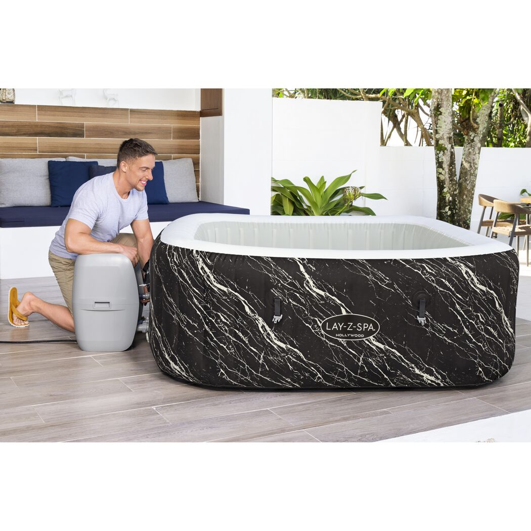 Person beim Aufbau eines Whirlpools mit Pumpe