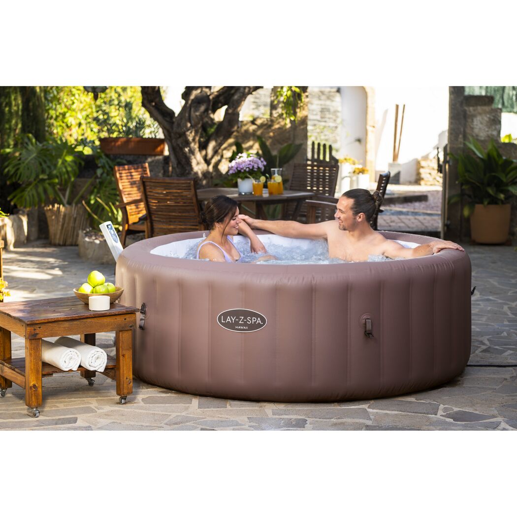 Zwei Personen in einem Whirlpool im Garten
