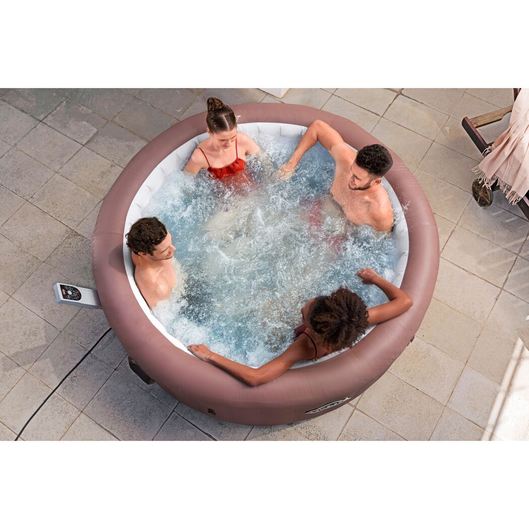 Vier Personen in einem Whirlpool