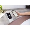 Person steuert Whirlpool mit Smartphone